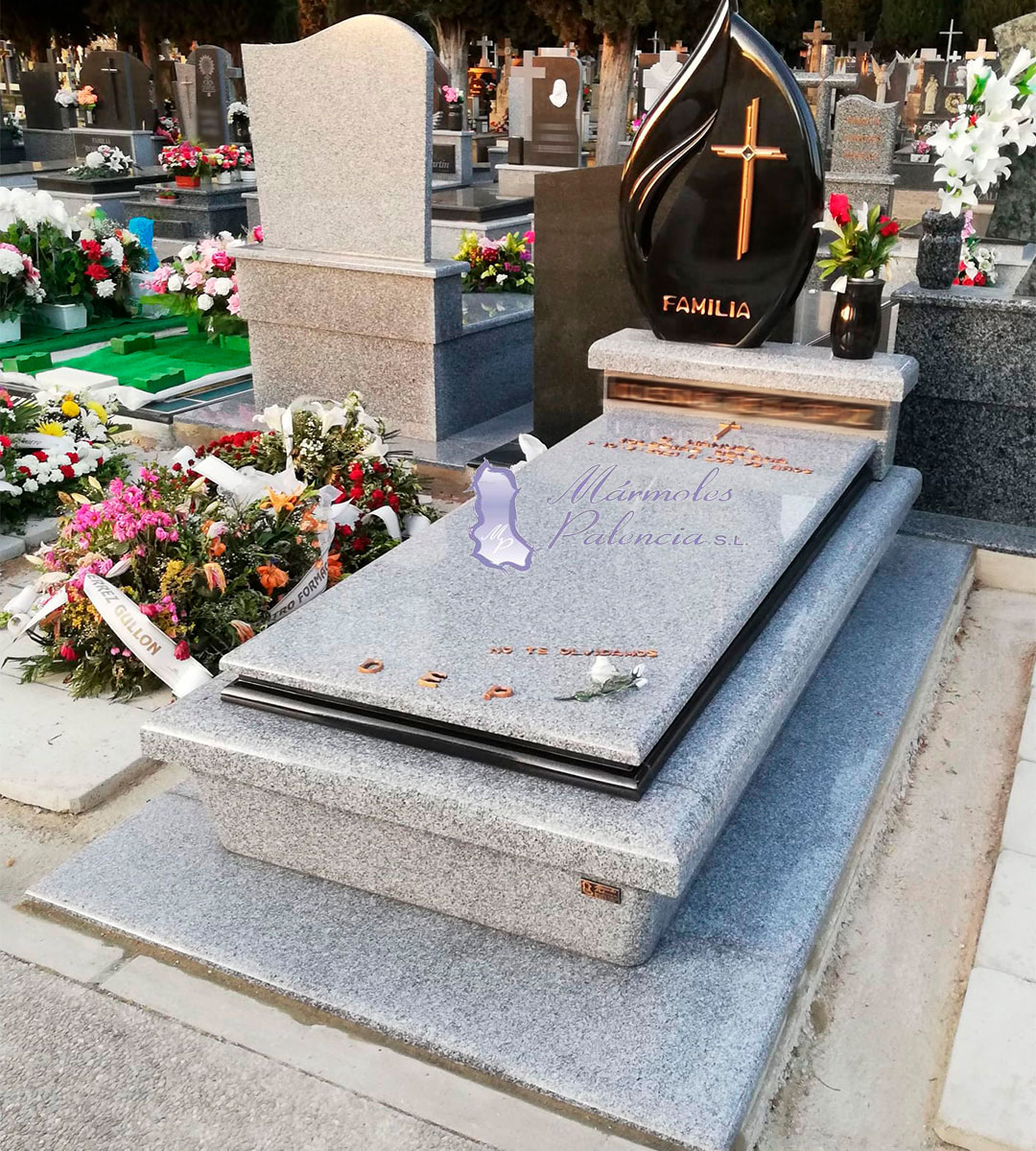 Panteón de dos alturas en granito Quintana y frente de Negro Intenso Lágrima. Mármoles Palencia
