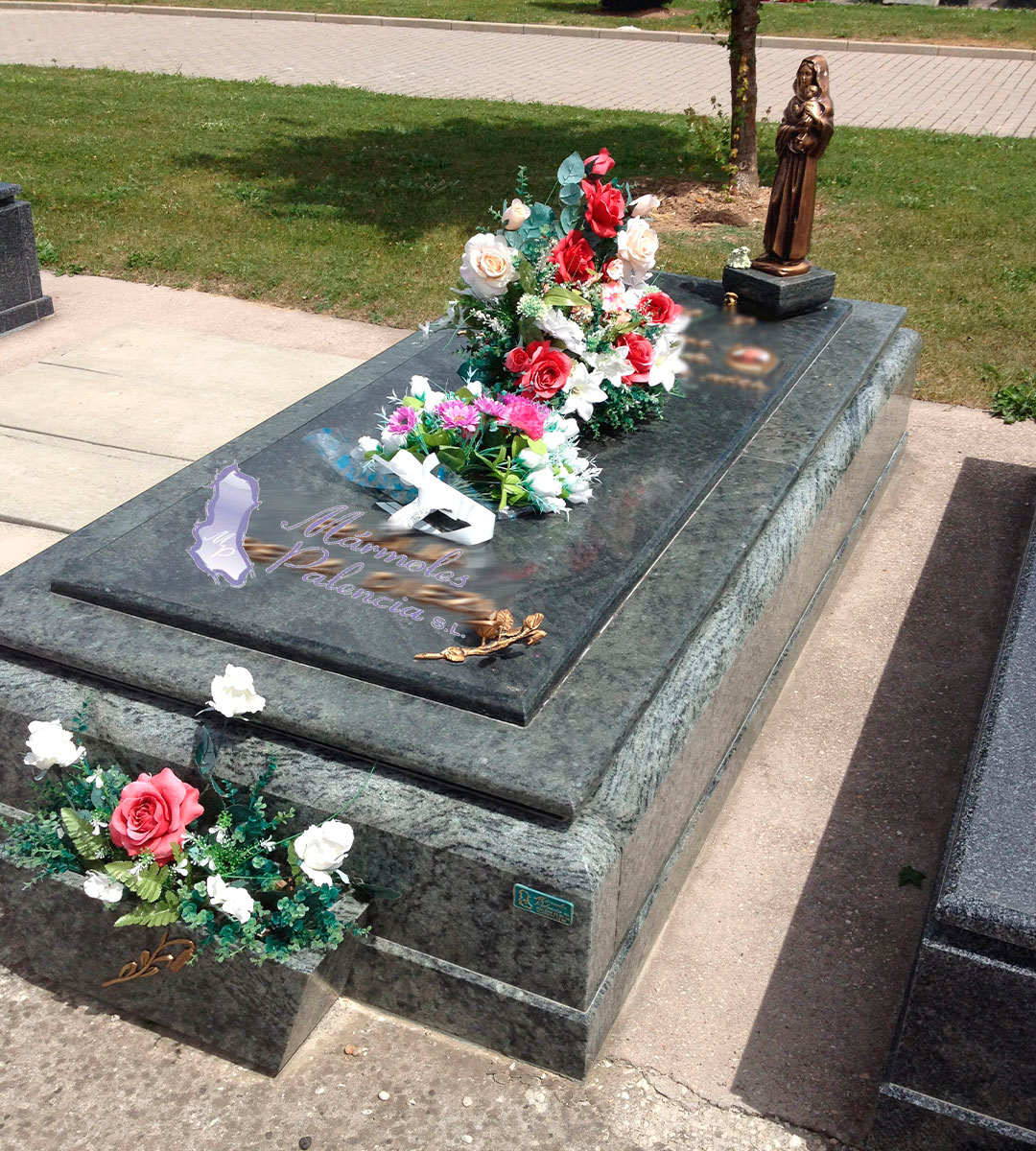 Panteón de granito Verde Sabana de tres alturas en cementerio de San José. Mármoles Palencia