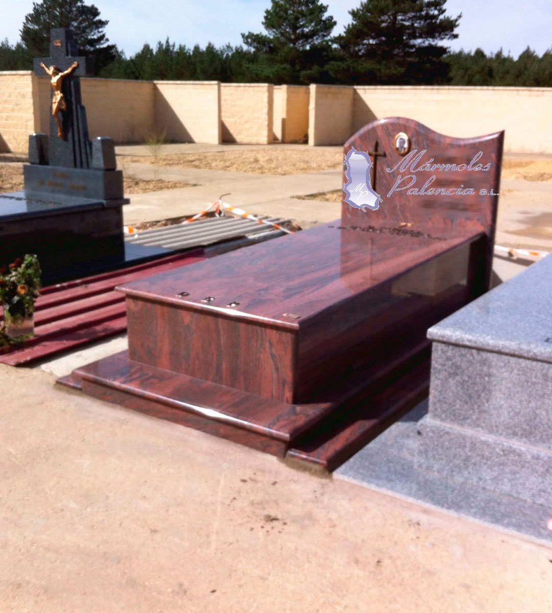 Panteón sencillo de dos alturas con cruz y letras en bronce y Fotocerámica. Mármoles Palencia