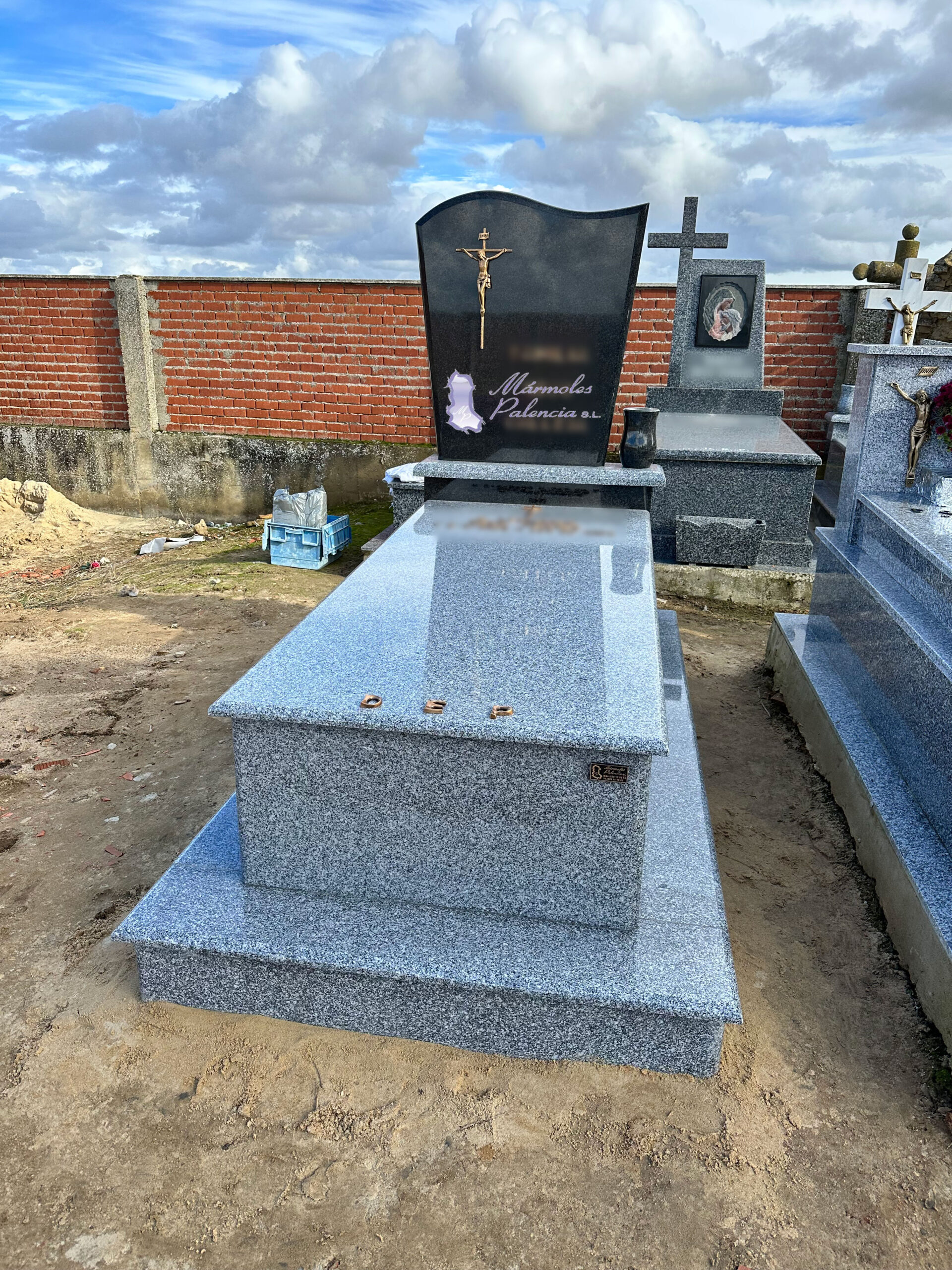 Panteón de 2 alturas con contraste en Gris Quintana y Negro Sudáfrica. Mármoles Palencia