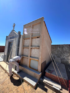 Revestimiento de Nichos en granito Negro Ochavo en panteón familiar. Mármoles Palencia