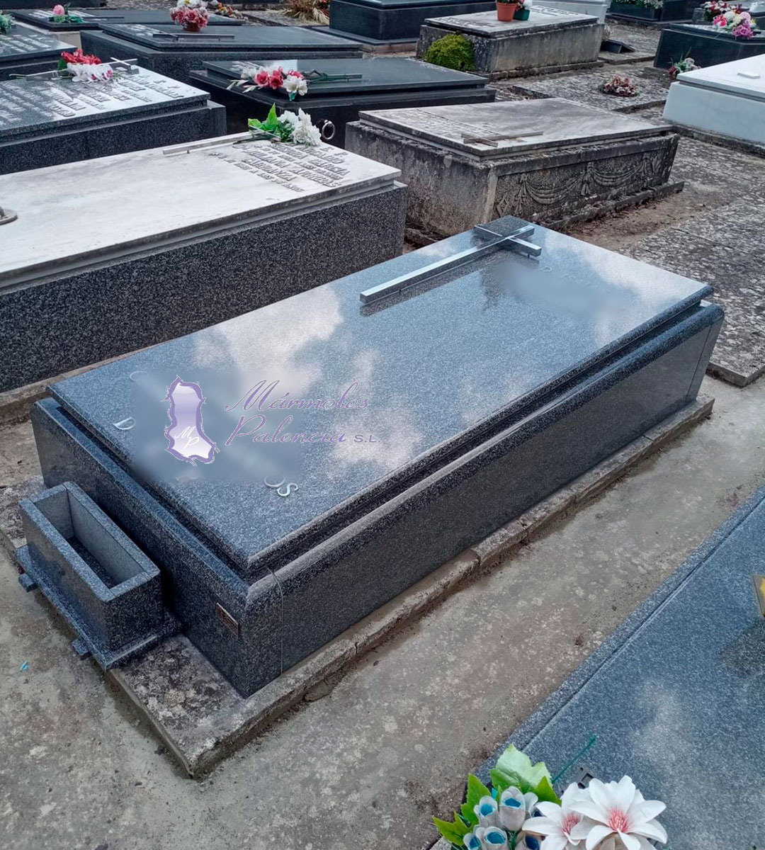 Panteón Negro según normativa del ayuntamiento de Burgos, de Mármoles Palencia