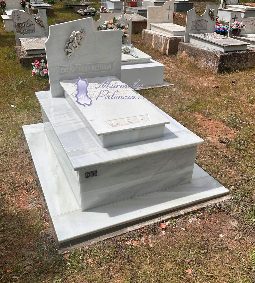 Restauración de panteón de mármol blanco, usando piezas existentes en buen estado con material nuevo en el cementerio de Aranda de Duero, de Mármoles Palencia