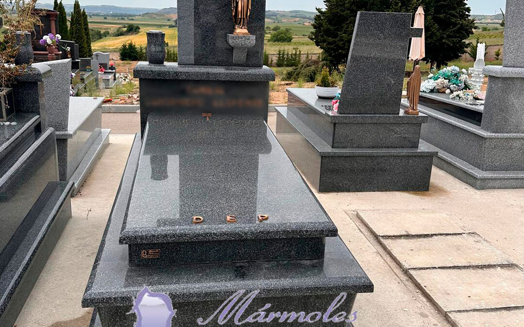 Panteón granito negro ochavo especial Roa de Duero