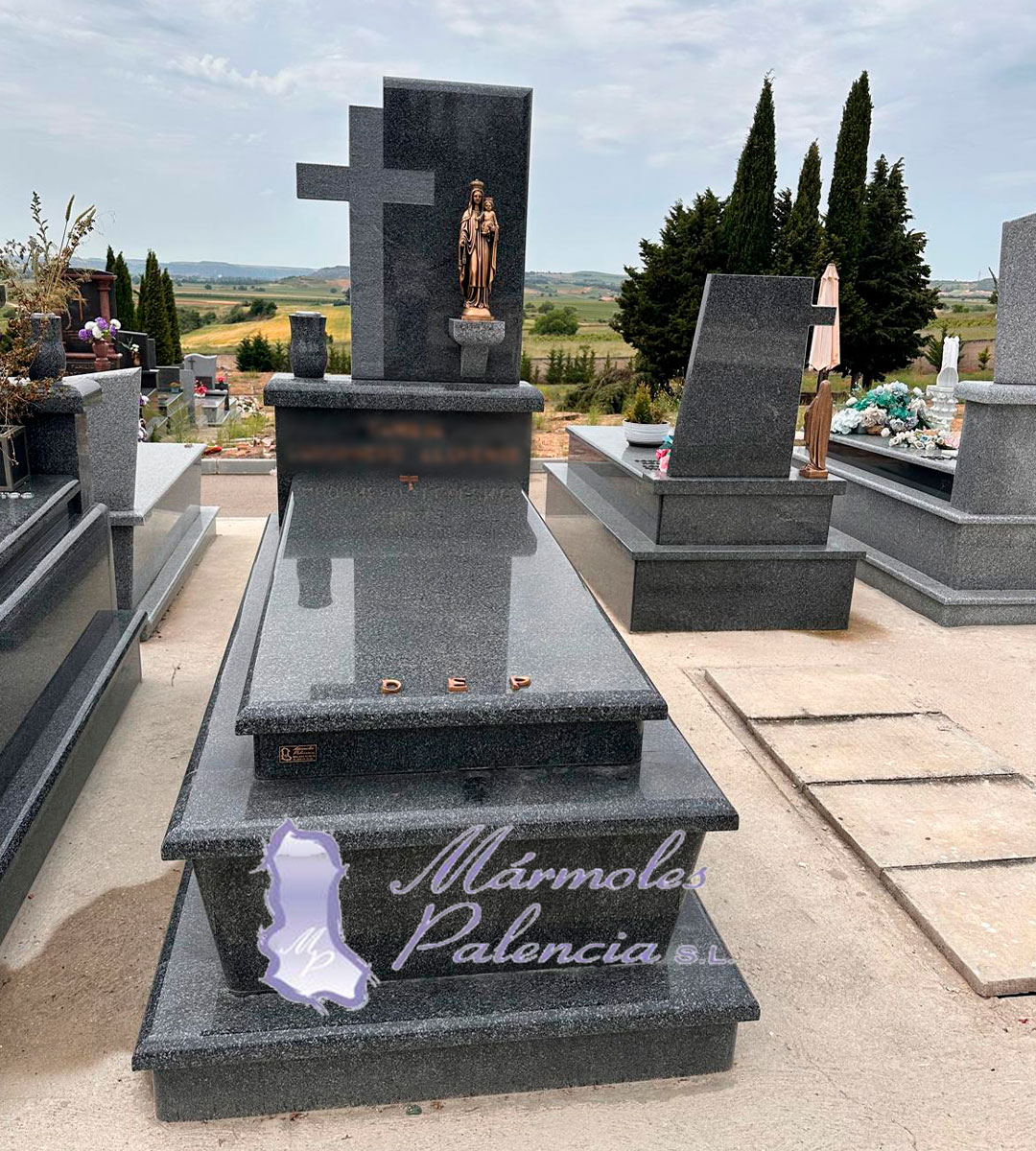 Panteón Granito negro ochavo especial con imagen en bronce. Primera Calidad de Mármoles Palencia en Roa de Duero, Burgos